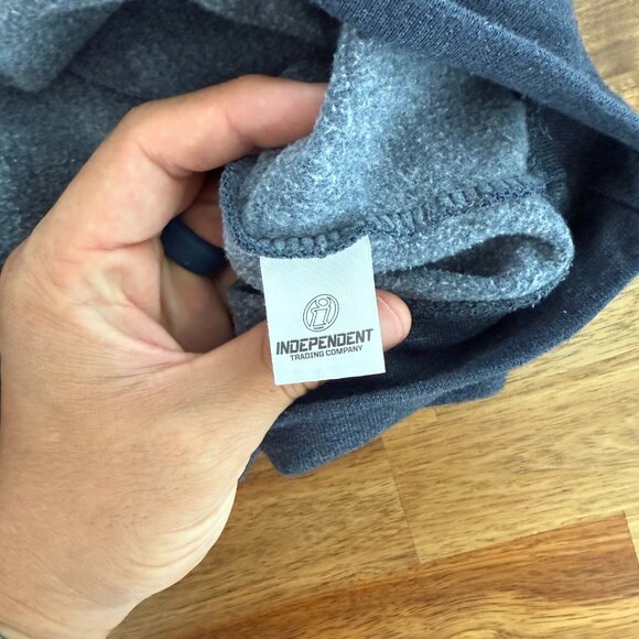 Universal Studios Women Pullover Crewneck Sweatshirt Graphic SMALL vacation - Picture 2 of 12